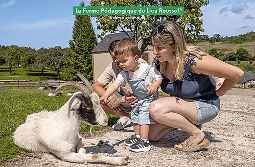 Familia con niño acariciando cabra en Granja Pedagógica Lieu Roussel.