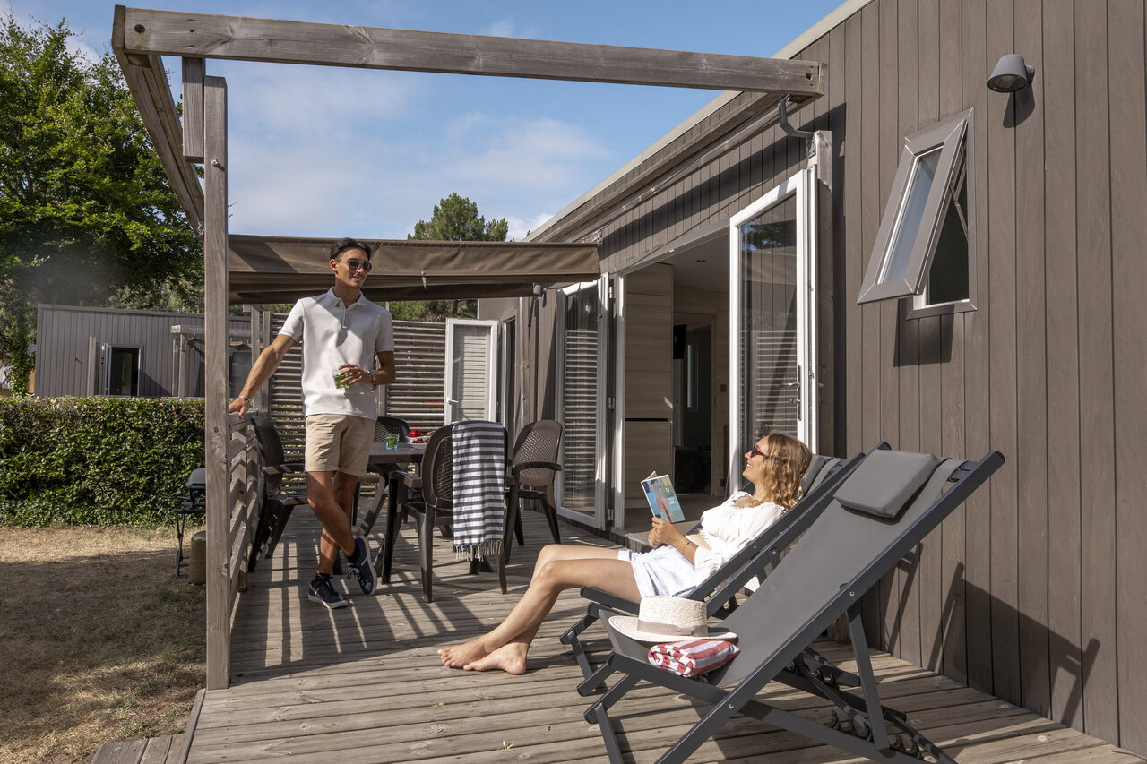 Mobile home moderno con terraza, pareja relaj�ndose en CLICOCHIC Chouans, SAINT HILAIRE DE RIEZ.