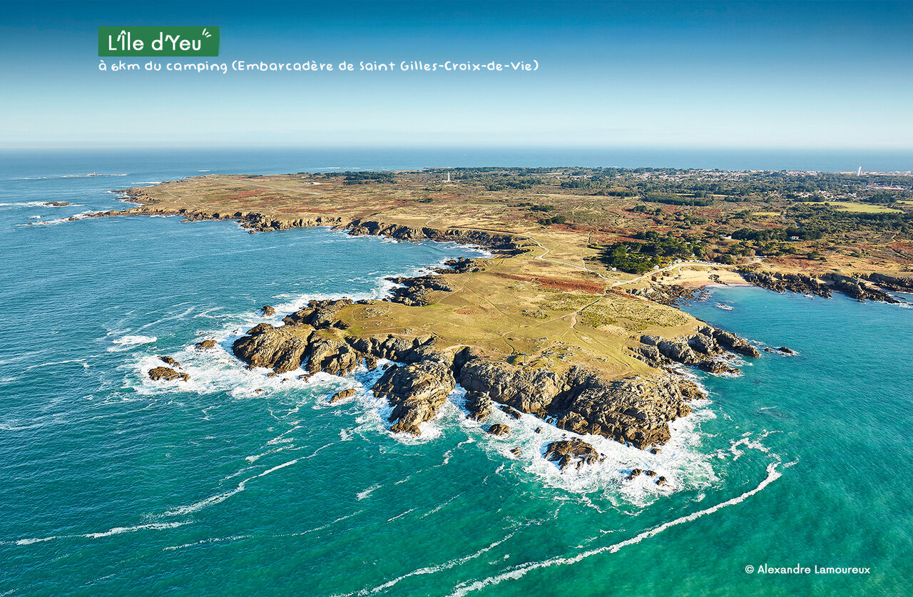 Isla de YEU, costa salvaje, acantilados rocosos, mar turquesa cerca de Saint Hilaire de Riez.