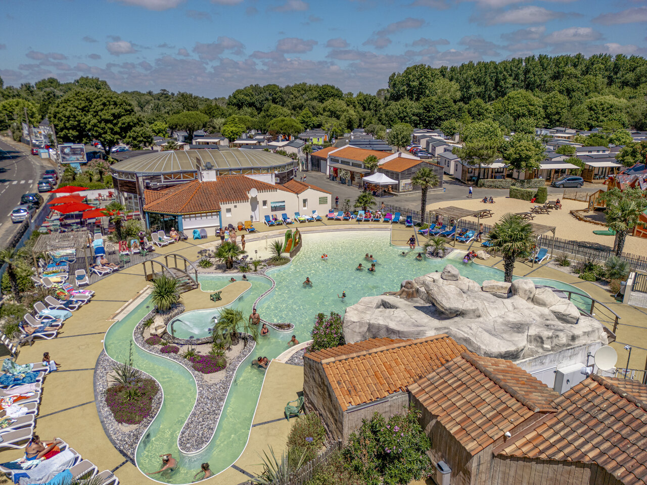 Parque acu�tico y r�o lento en camping CLICOCHIC Chouans en SAINT HILAIRE DE RIEZ (85).
