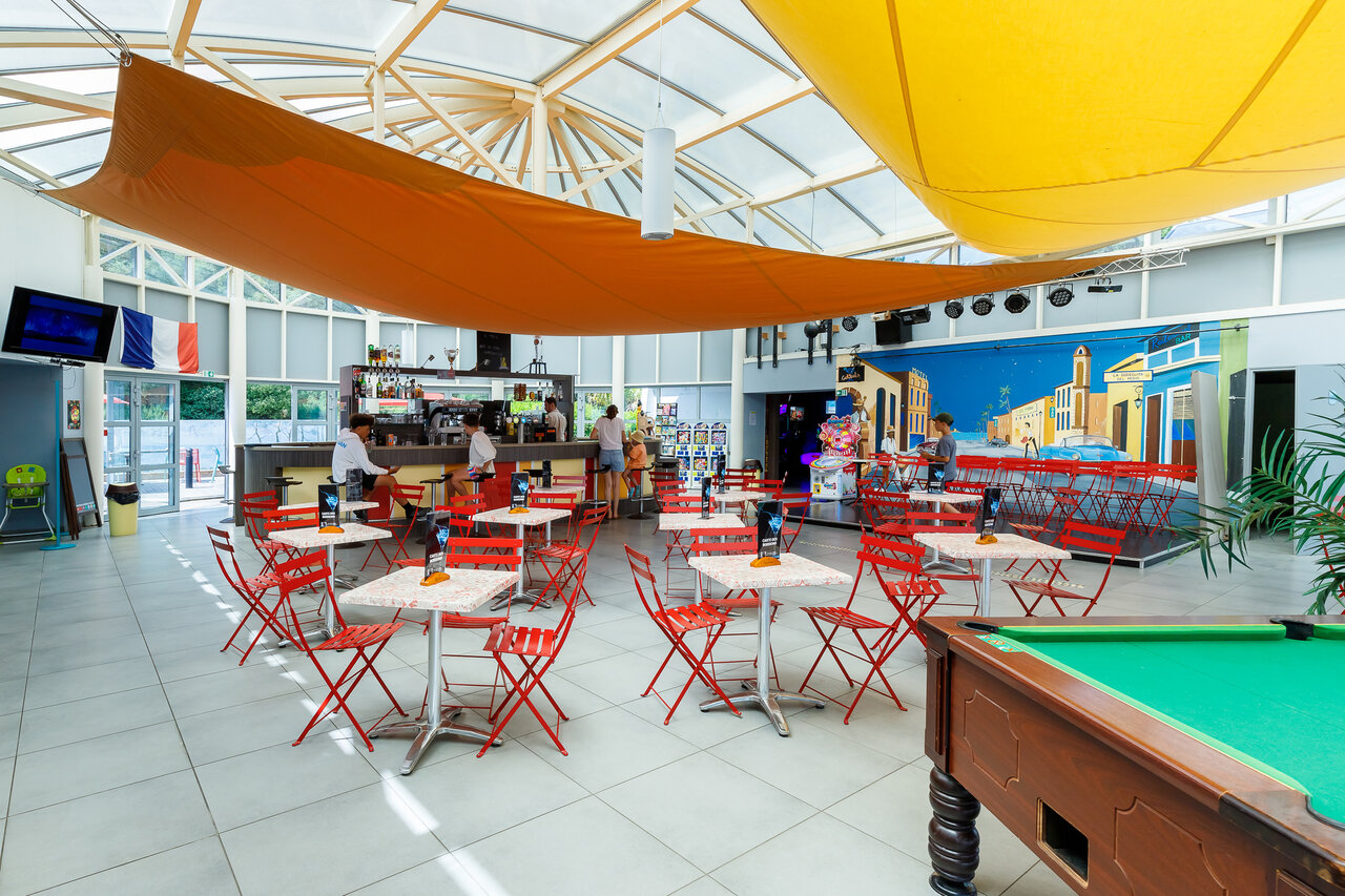 Bar interior, zona de animaci�n y billar en el camping CLICOCHIC Chouans, SAINT HILAIRE DE RIEZ.