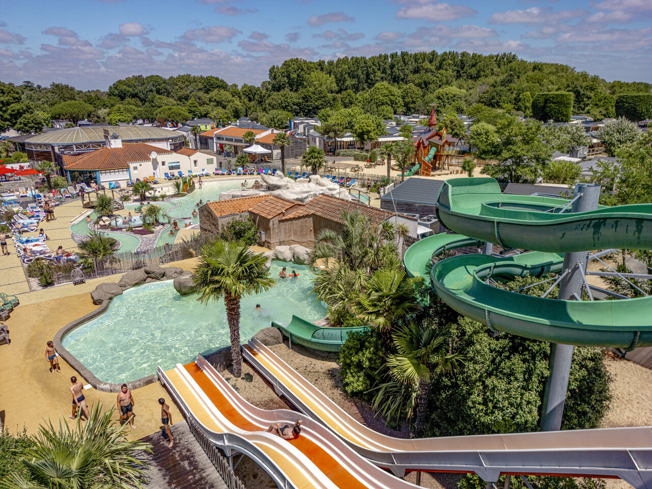 Toboganes, piscinas exteriores en CLICOCHIC Chouans en SAINT HILAIRE DE RIEZ (85).