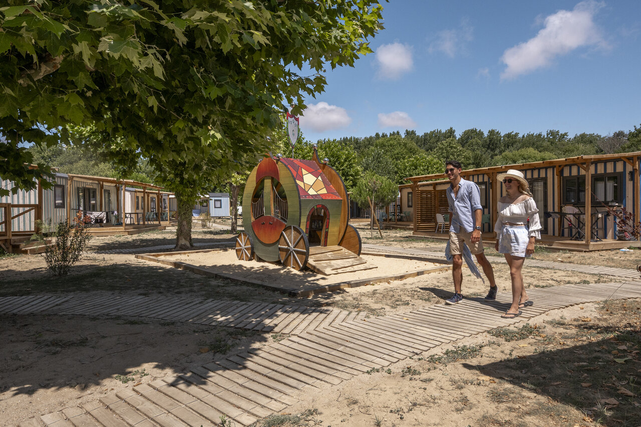 Zona de juegos original y alojamientos modernos en el camping CLICOCHIC Chouans en SAINT HILAIRE DE RIEZ (85).
