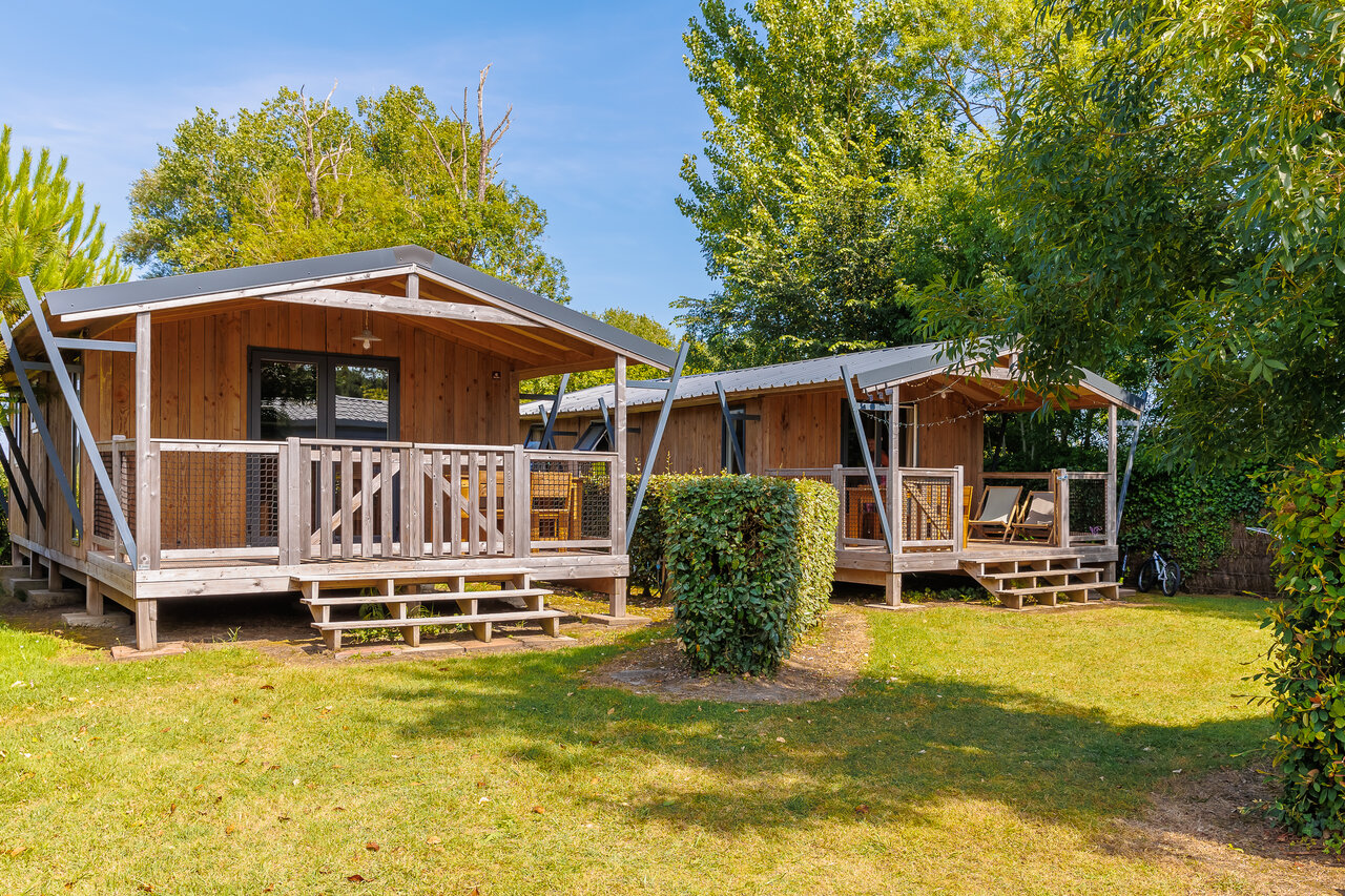 Caba�as de madera con terrazas en el camping CLICOCHIC Chouans en Saint Hilaire de Riez.