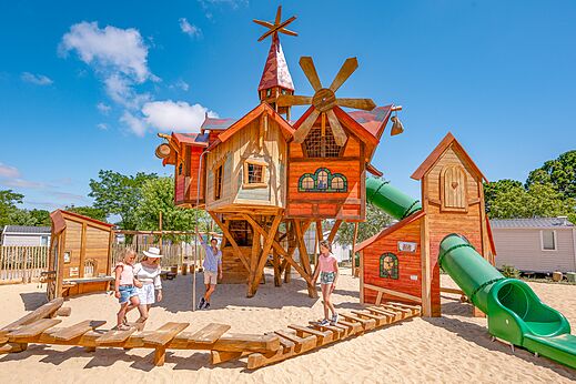 Gran zona de juegos de madera con toboganes en el camping CLICOCHIC Chouans en SAINT HILAIRE DE RIEZ.