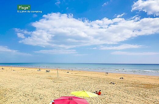 Playa de arena fina y mar en camping CLICOCHIC Chouans (85).