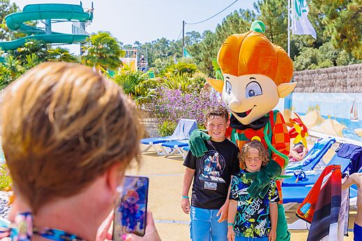 Mascota del camping y niños sonrientes, animación en CLICOCHIC Chouans (85).