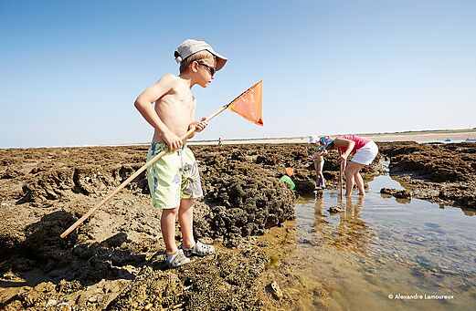 Pesca a pie en la playa del camping CLICOCHIC Chouans (85).