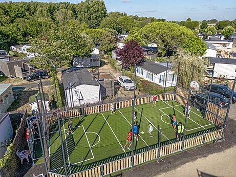 Campo multideportivo para fútbol y baloncesto en el camping CLICOCHIC Chouans en SAINT HILAIRE DE RIEZ (85).