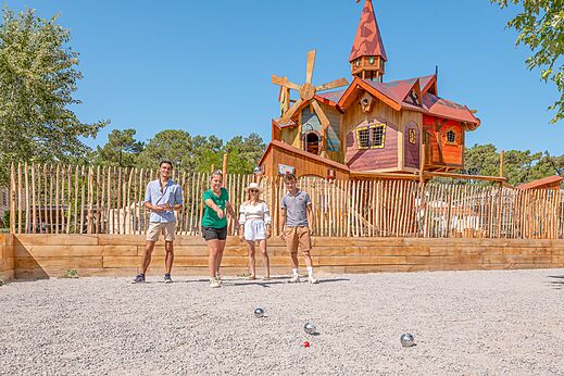 Campo de petanca y zona de juegos en el camping CLICOCHIC Chouans en SAINT HILAIRE DE RIEZ.