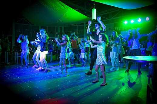 Animación fiesta de baile con niños y adultos en el camping CLICOCHIC Chouans en SAINT HILAIRE DE RIEZ (85)
