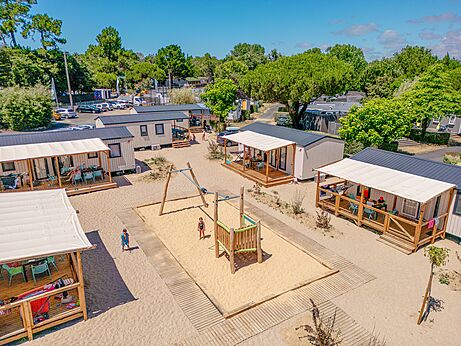 Zona de juegos, Mobil-homes modernos, vista aérea en el camping CLICOCHIC Chouans (85).