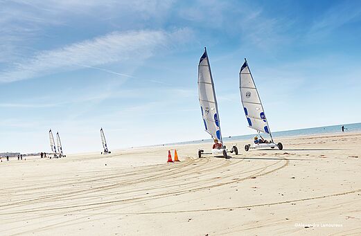 Carro a vela en la playa en el camping CLICOCHIC Chouans en SAINT HILAIRE DE RIEZ.