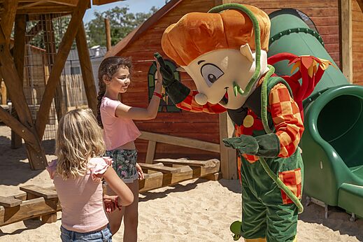 Mascota y niños en el parque infantil del camping CLICOCHIC Chouans.