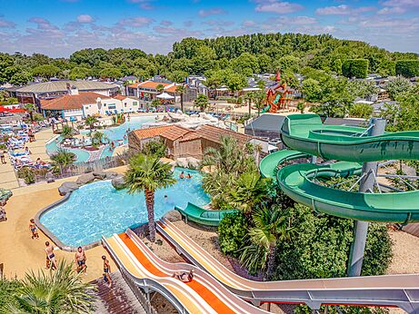 Piscinas y toboganes acuáticos en el camping CLICOCHIC Chouans en SAINT HILAIRE DE RIEZ (85).