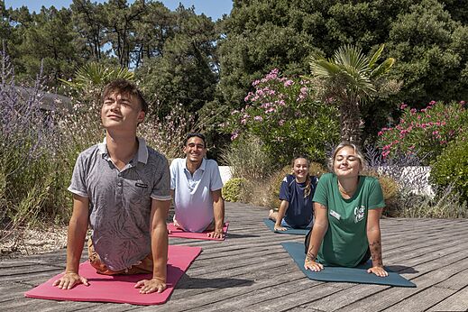 Clase de yoga al aire libre para adultos en el camping CLICOCHIC Chouans en SAINT HILAIRE DE RIEZ (85).
