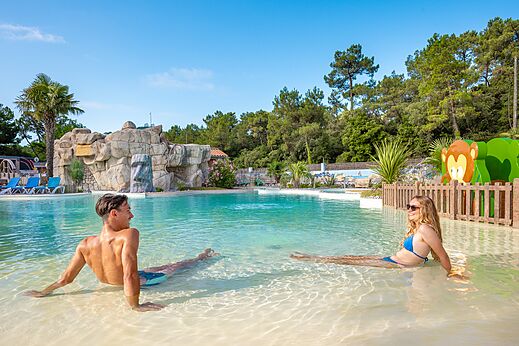 Piscina laguna del camping CLICOCHIC Chouans en SAINT HILAIRE DE RIEZ (85).
