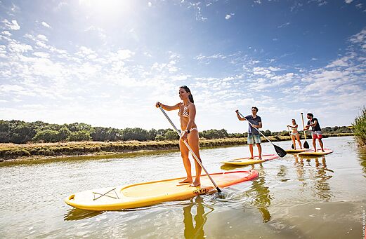 Stand-up paddle en el río en el camping CLICOCHIC Chouans en Saint Hilaire de Riez.