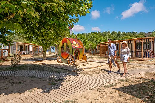 Zona de juegos original y Mobil-homes en el camping CLICOCHIC Chouans en SAINT HILAIRE DE RIEZ