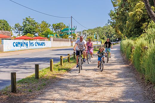 Familia en bicicleta por carril bici cerca del camping CLICOCHIC Chouans (85).
