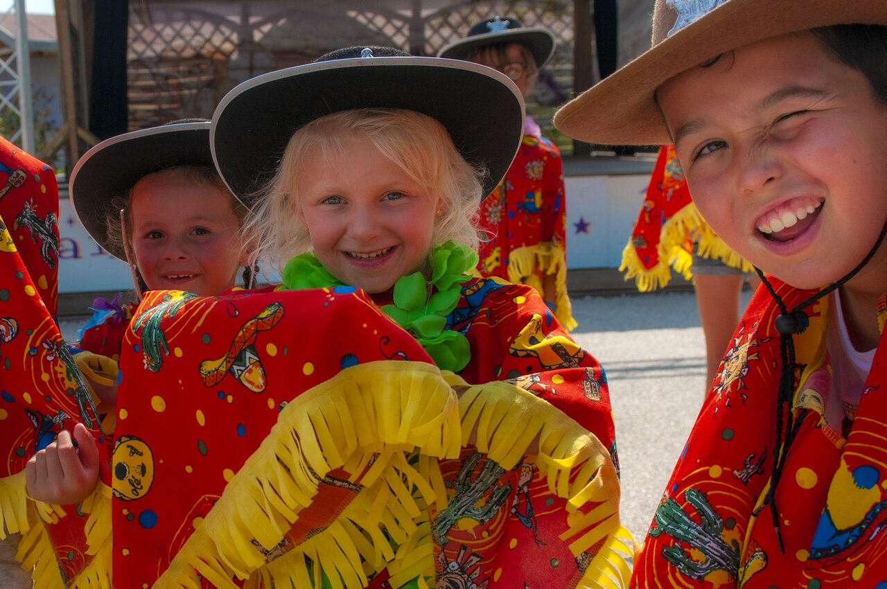 Animaci�n infantil disfraces en el camping VAGUES OCEANES Les Cigales en Moliets-Plage (40).