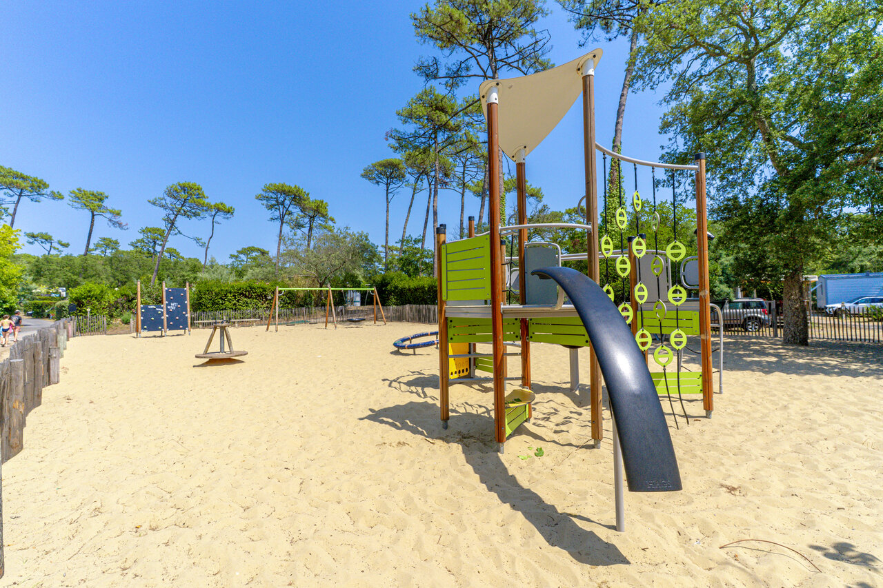 Gran parque infantil para ni�os en el camping VAGUES OCEANES Les Cigales en Moliets-Plage (40).