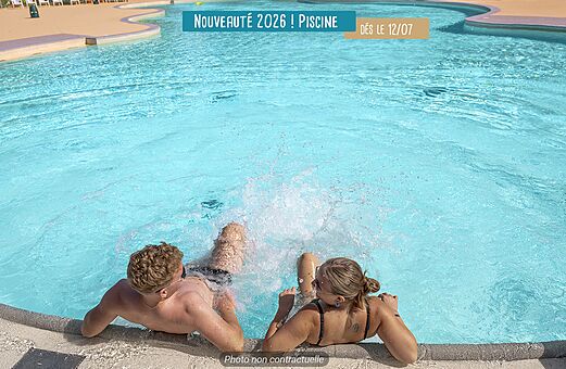 Piscina moderna con bañistas en el camping VAGUES OCEANES Les Cigales, Moliets-Plage.