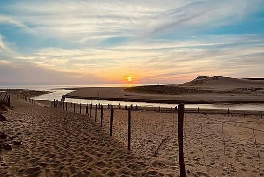 Playa, río y puesta de sol en el camping VAGUES OCEANES Les Cigales en Moliets-Plage (40).