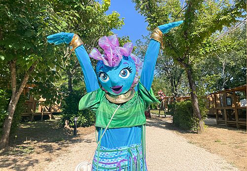 Mascota de animación sonriente en el camping VAGUES OCEANES Les Cigales en Moliets-Plage.