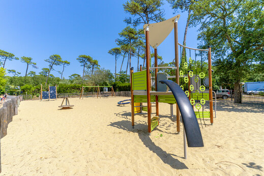 Gran parque infantil para niños en el camping VAGUES OCEANES Les Cigales en Moliets-Plage (40).