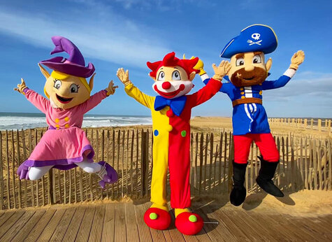 Mascotas alegres (elfo, payaso, pirata) saltando en la playa en el camping VAGUES OCEANES Les Cigales en Moliets-Plage (40).
