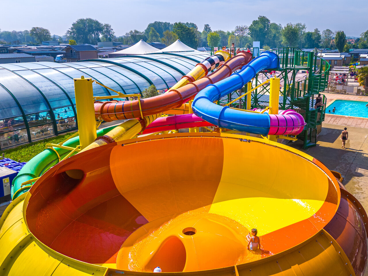 Tobog�n acu�tico gigante y piscinas en el camping CAPFUN Citadelle de Loustic en Hermanville sur Mer.