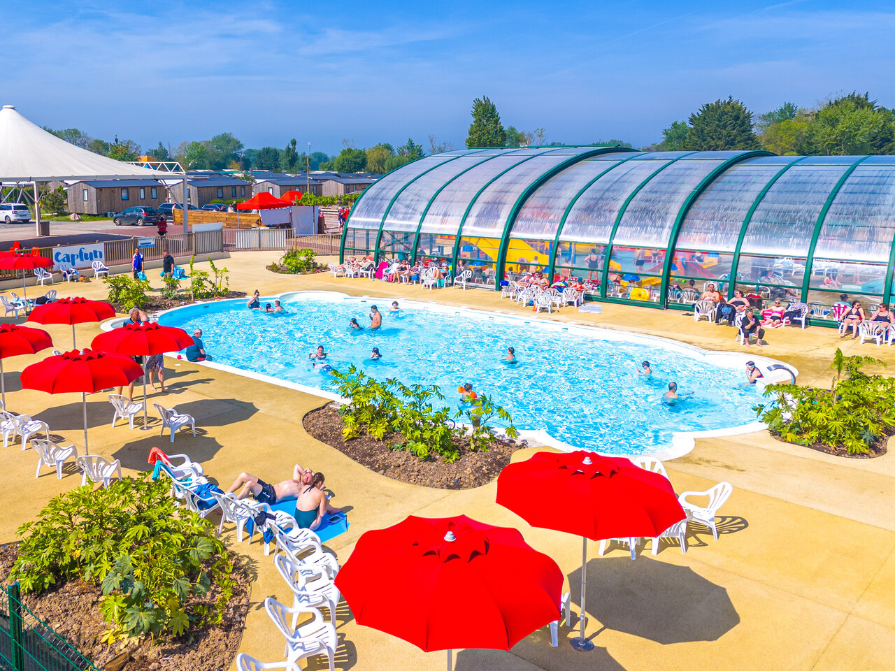 Piscina exterior, zona acu�tica cubierta en el camping CAPFUN Citadelle de Loustic en Hermanville sur Mer.