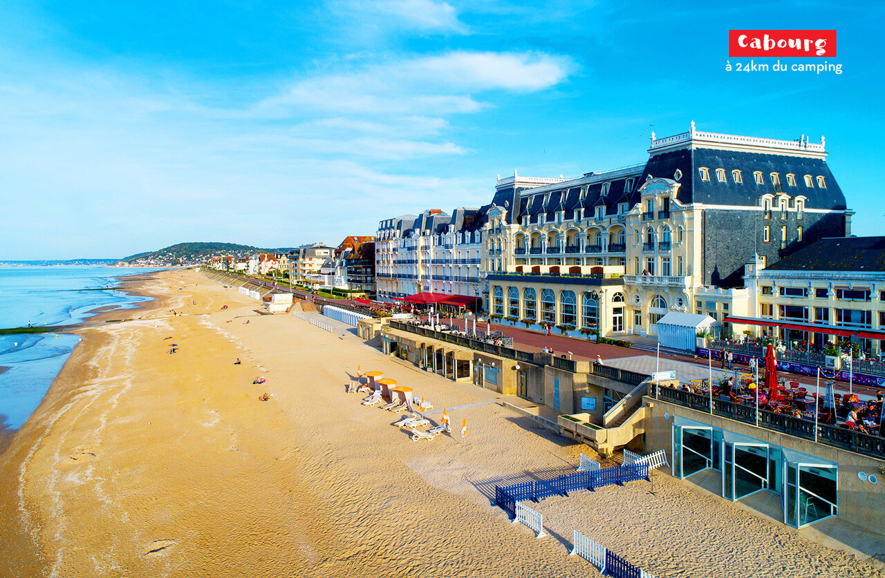 Amplia playa de arena y edificios hist�ricos en Cabourg, ciudad para visitar en Normand�a.
