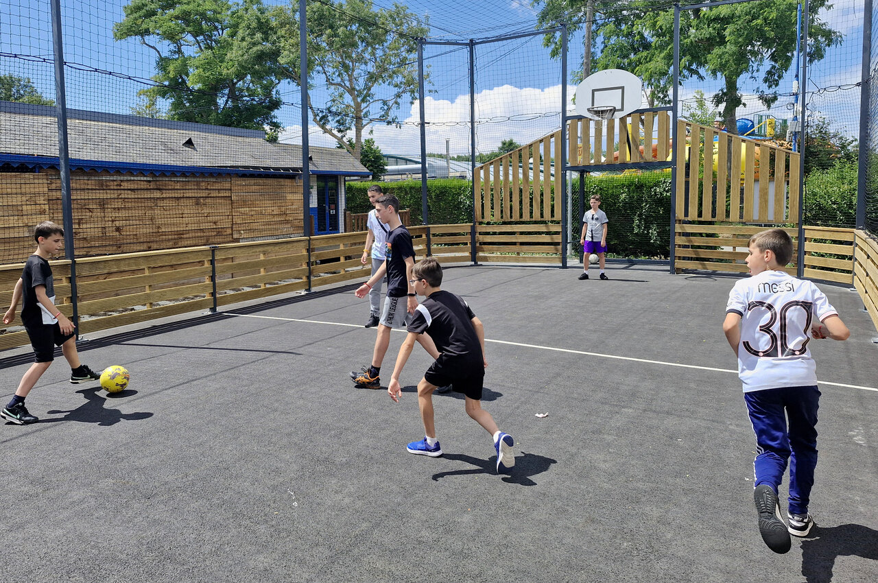 J�venes jugando al f�tbol en cancha multideporte en el camping CAPFUN Citadelle de Loustic en Hermanville sur Mer (14).