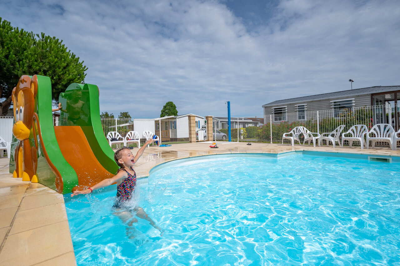 Tobog�n acu�tico y piscina exterior en el camping CAPFUN Citadelle de Loustic en Hermanville sur Mer.