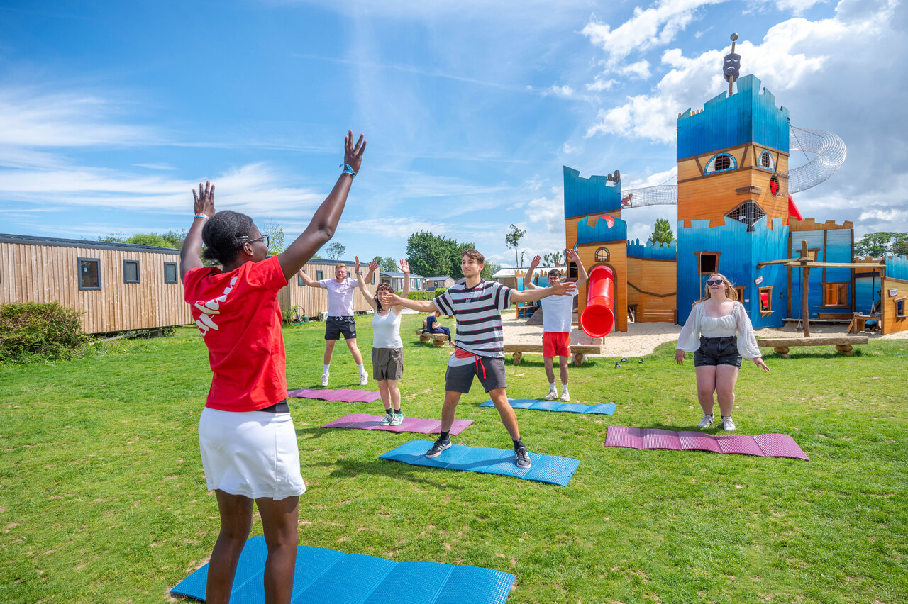Animaci�n fitness al aire libre, parque infantil en el camping CAPFUN Citadelle de Loustic en Hermanville sur Mer (14).