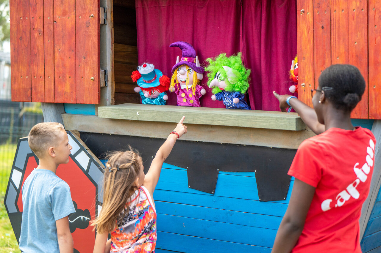 Espect�culo de marionetas coloridas para ni�os en el camping CAPFUN Citadelle de Loustic.