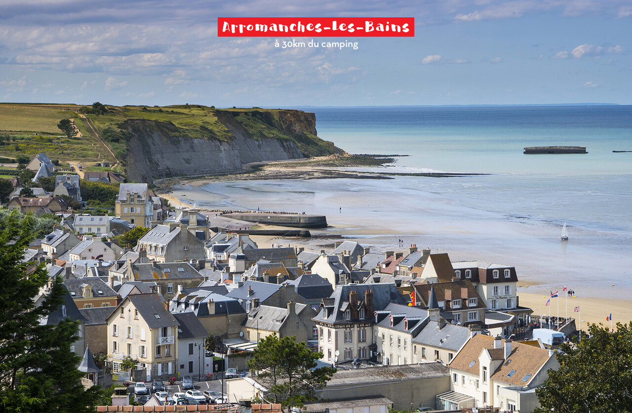 Arromanches-les-Bains, ciudad costera hist�rica, playa y restos del puerto Mulberry en Normand�a.