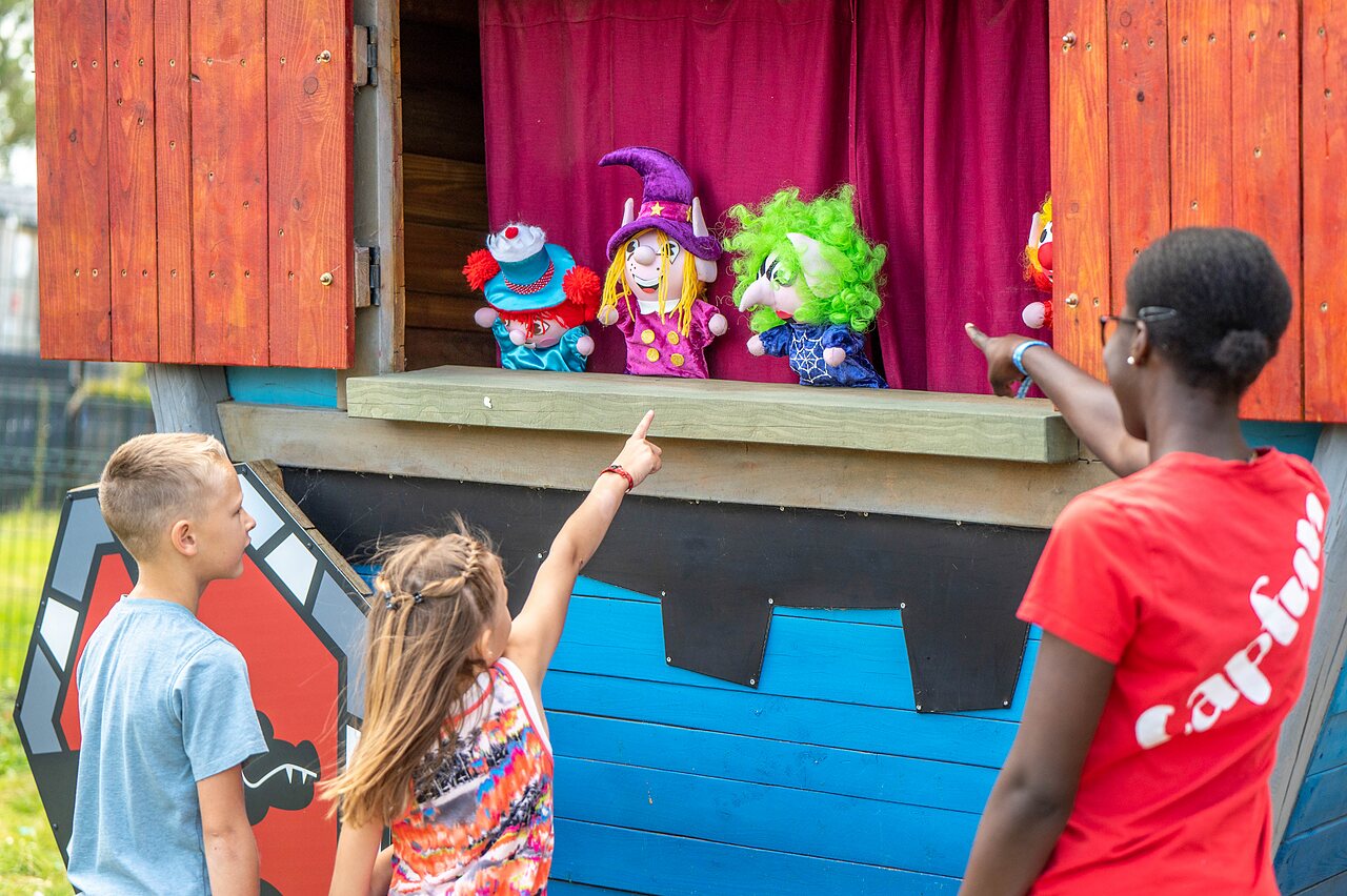 Espect�culo de marionetas para ni�os en el camping CAPFUN Citadelle de Loustic en Hermanville sur Mer.