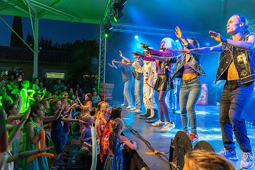Espect�culo de animaci�n en escenario para ni�os en camping CAPFUN Citadelle de Loustic en Hermanville sur Mer.