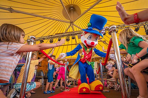 Mascota Capfun y ni�os disfrutando de una animaci�n en el camping CAPFUN Citadelle de Loustic en Hermanville sur Mer.