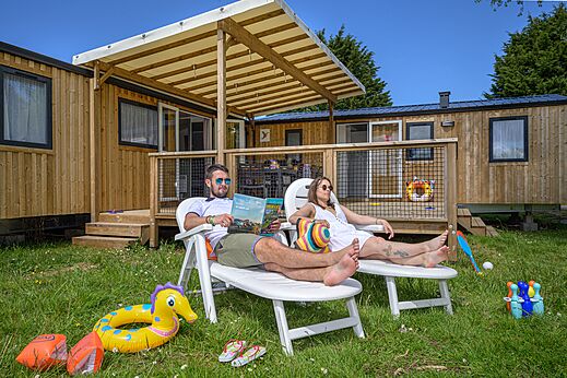 Casa m�vil y pareja en el camping CAPFUN Citadelle de Loustic en Hermanville sur Mer (14).