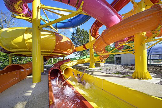 Toboganes acu�ticos coloridos con ni�os en el camping CAPFUN Citadelle de Loustic en Hermanville sur Mer (14).