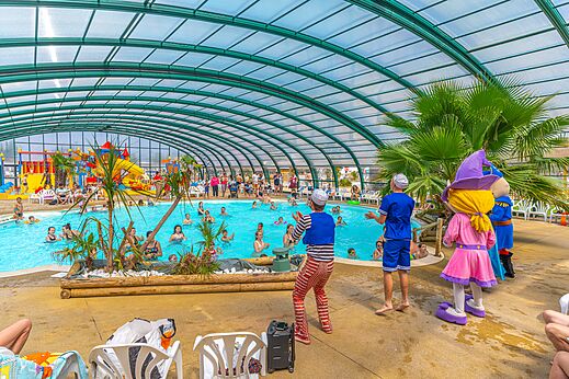 Piscina cubierta climatizada, juegos acu�ticos y animaci�n en el camping CAPFUN Citadelle de Loustic en Hermanville sur Mer.
