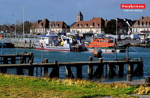 Puerto deportivo de Ouistreham con barcos y casas t�picas en Normand�a.