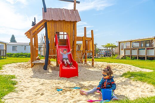 Juegos, tobog�n, ni�os en el camping CAPFUN Citadelle de Loustic en Hermanville sur Mer (14).