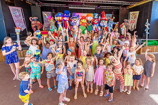 Niños y mascotas en el escenario durante una animación en el camping CAPFUN Citadelle de Loustic en Hermanville sur Mer.