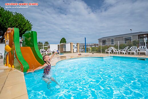 Tobogán infantil y piscina exterior en el camping CAPFUN Citadelle de Loustic en Hermanville sur Mer.