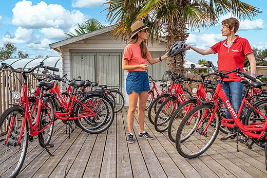 Bicicletas rojas Capfun disponibles en el camping CAPFUN Citadelle de Loustic, Hermanville sur Mer.